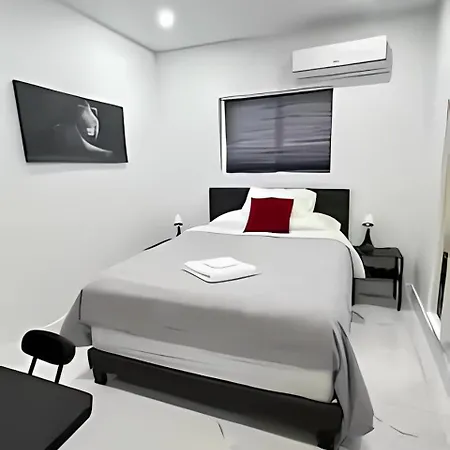 Cozy Private Room, Near The Airport - Free Parking - 01
